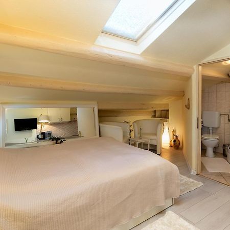 Duplex Apartment Camelia In Charming Old Town Ровин Екстериор снимка