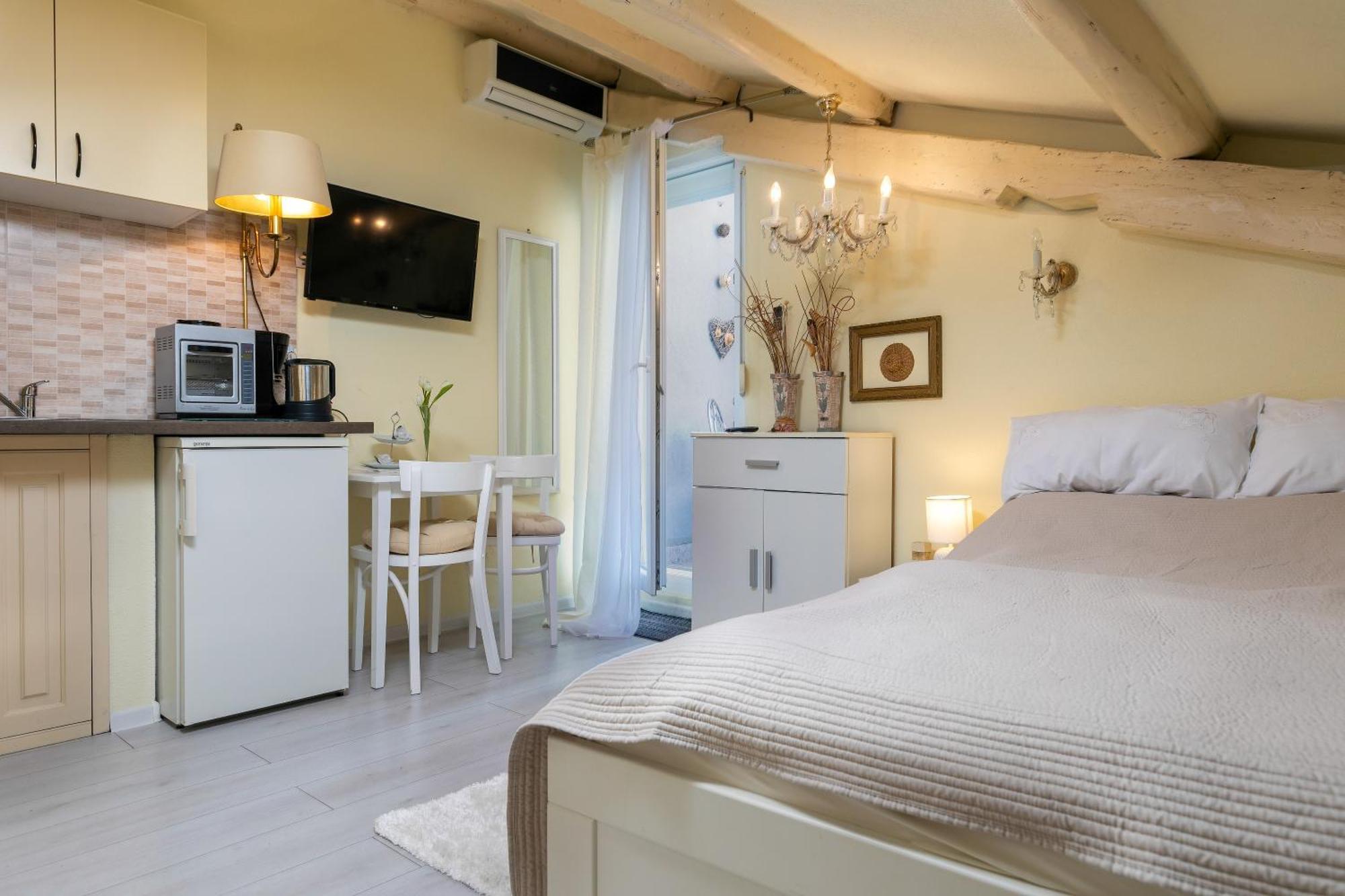 Duplex Apartment Camelia In Charming Old Town Ровин Екстериор снимка